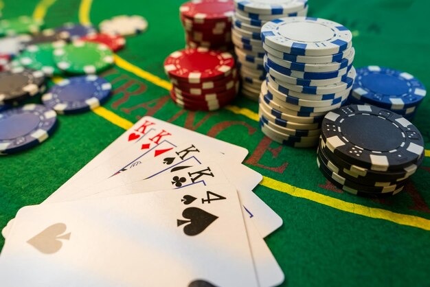 Slot game interface on rajampo alternatif mobile app showing reels and payout table